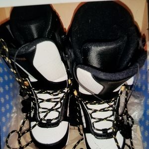 Snowboard boots